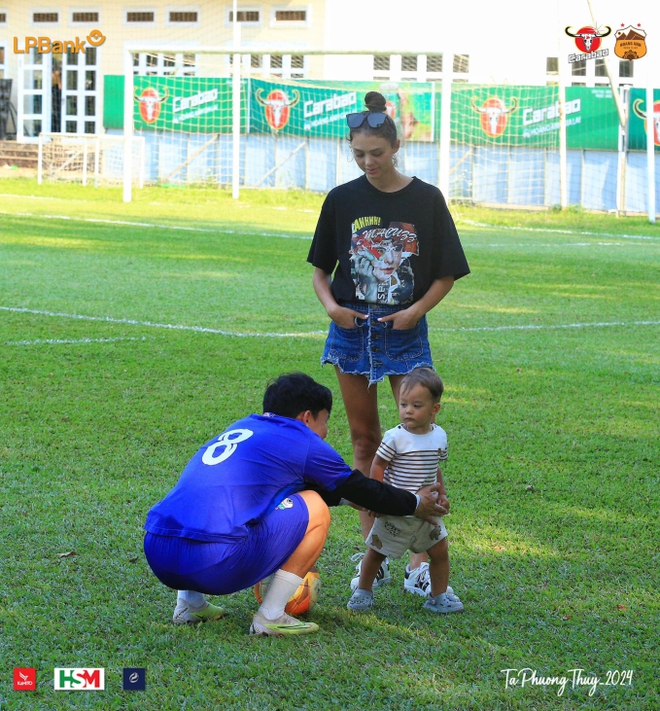 Bất ngờ với phong cách cực khác của vợ mẫu tây Bùi Tiến Dũng khi đến CLB HAGL thăm chồng-4