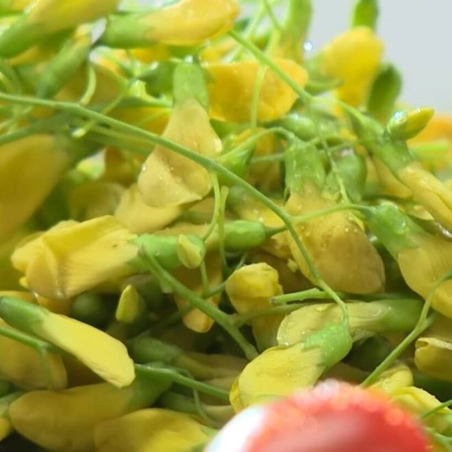 Ngày hè nóng nực mà đãi cả nhà món canh gà kiểu Thái chua chua cay cay thì ngon đúng bài-5