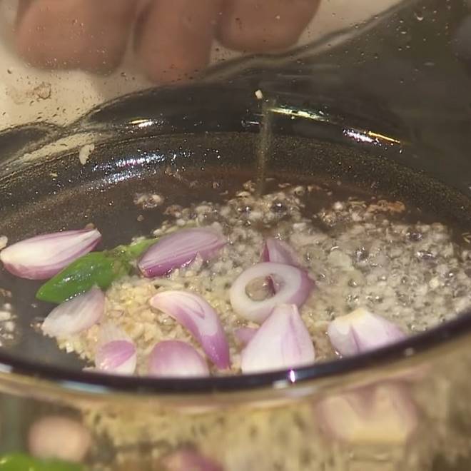 Ngày hè nóng nực mà đãi cả nhà món canh gà kiểu Thái chua chua cay cay thì ngon đúng bài-6