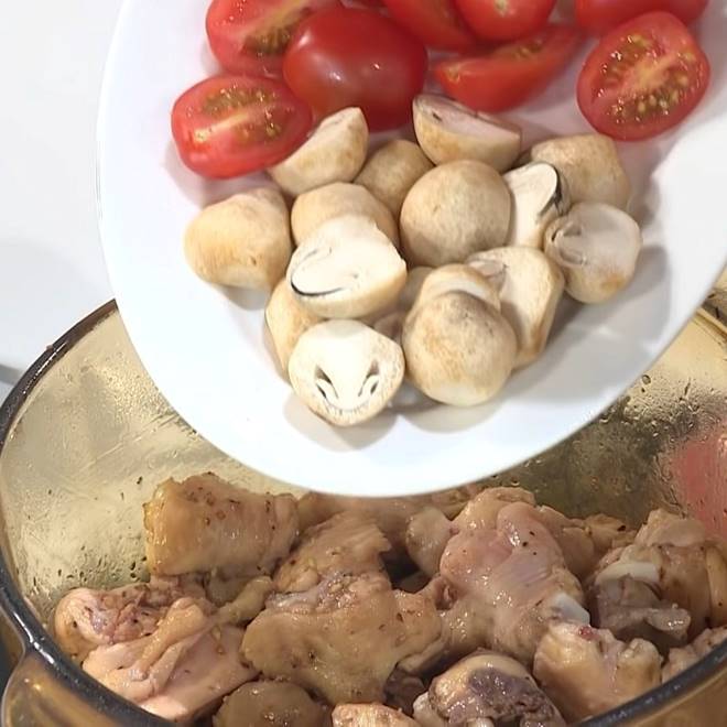 Ngày hè nóng nực mà đãi cả nhà món canh gà kiểu Thái chua chua cay cay thì ngon đúng bài-7