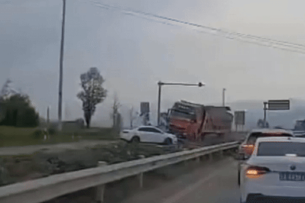 Khoảnh khắc xe tải bị tông lật nghiêng, nhiều người văng xuống đường-1