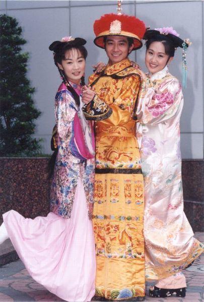 Mỹ nhân từng coi thường Triệu Vy tàn phai nhan sắc sau 24 năm, hết thời đi livestream bán hàng bị netizen chê cười-2