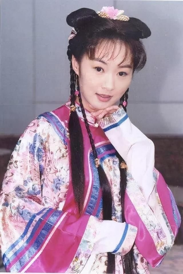 Mỹ nhân từng coi thường Triệu Vy tàn phai nhan sắc sau 24 năm, hết thời đi livestream bán hàng bị netizen chê cười-3