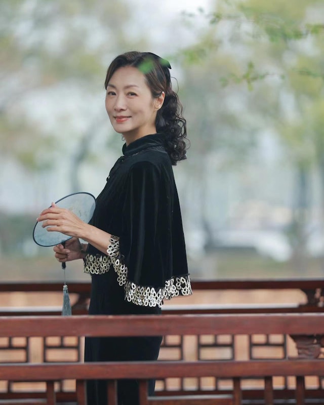 Mỹ nhân từng coi thường Triệu Vy tàn phai nhan sắc sau 24 năm, hết thời đi livestream bán hàng bị netizen chê cười-6