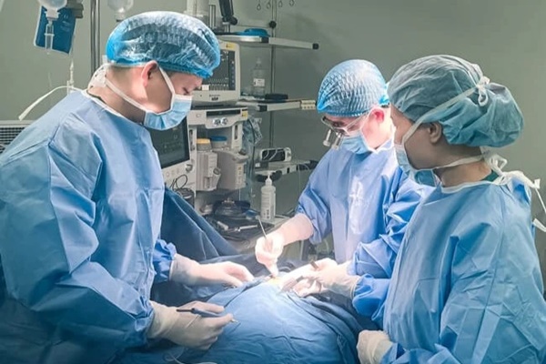 Bé trai bị ngã vào tủ kính ở lớp học-1