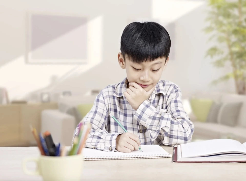 Trường tiểu học cấm trẻ làm bài tập về nhà sau 21h30-1