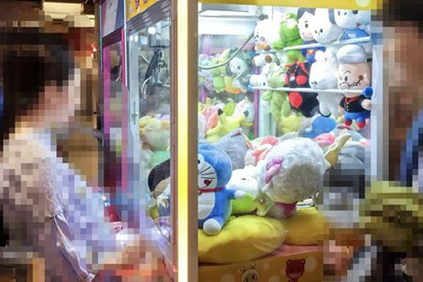 Tình hình mới nhất của bé gái 12 tuổi sinh con: Bám bố không rời, ngơ ngẩn như mất mát một điều gì đó-3