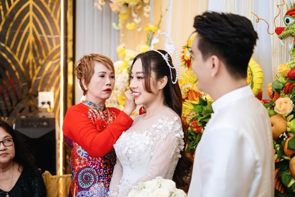 Đám cưới TiTi (HKT) tại Cần Thơ: Chú rể điển trai đón dâu bằng Rolls-Royce, dàn sính lễ bạc tỷ gây choáng-8
