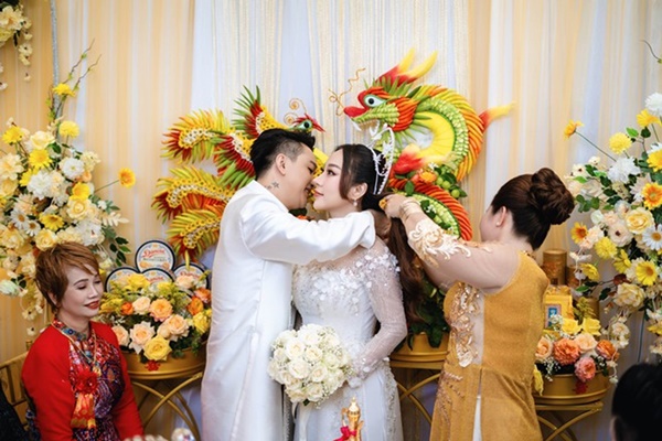 Đám cưới TiTi (HKT) tại Cần Thơ: Chú rể điển trai đón dâu bằng Rolls-Royce, dàn sính lễ bạc tỷ gây choáng-9