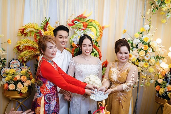 Đám cưới TiTi (HKT) tại Cần Thơ: Chú rể điển trai đón dâu bằng Rolls-Royce, dàn sính lễ bạc tỷ gây choáng-10