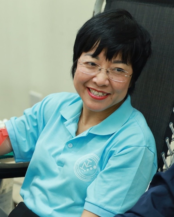 MC Thảo Vân lên tiếng sau vụ đâm xe khiến ô tô bị móp đầu-1