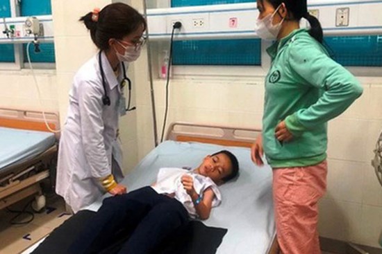 Gây ngộ độc 23 người, cơ sở bánh mì que bị phạt 90 triệu đồng