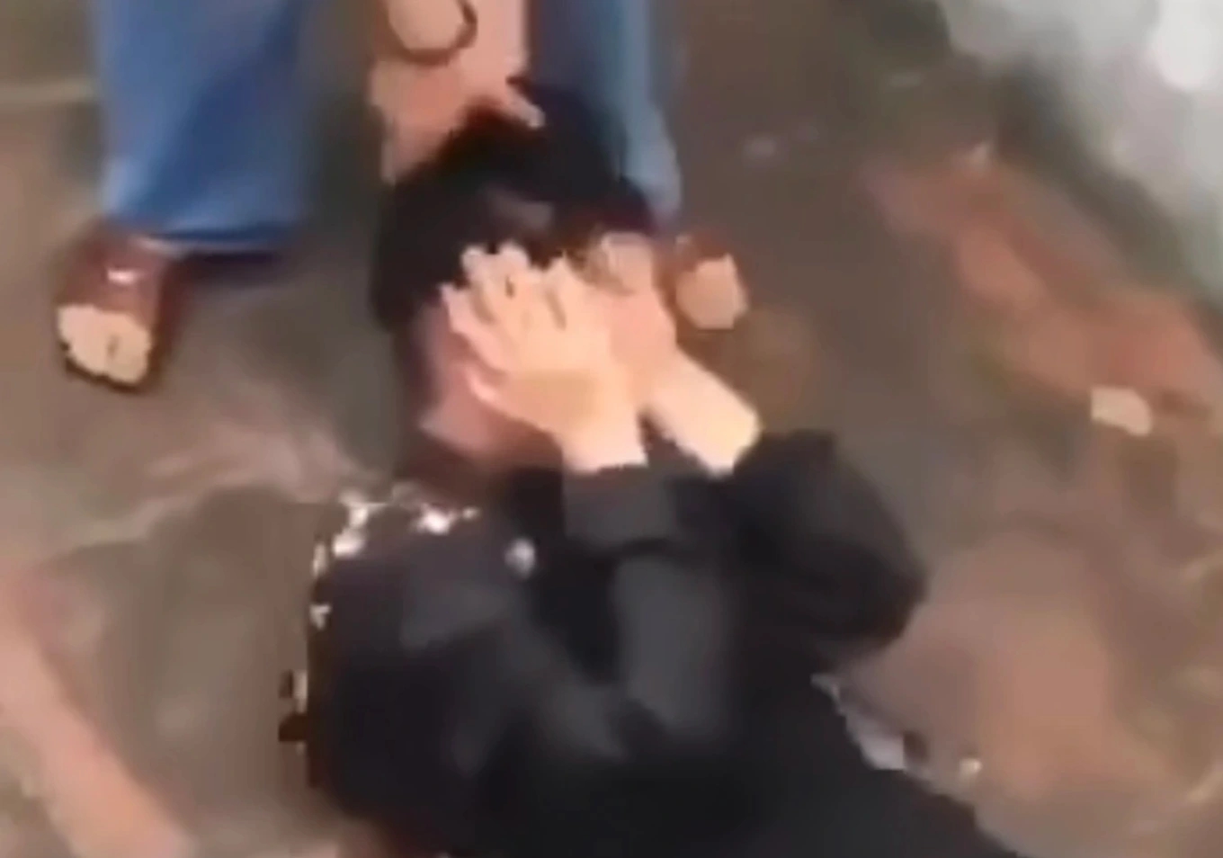 Bị gọi là tay vịn, 4 cô gái xăm trổ mang hung khí hành hung một thiếu nữ-1