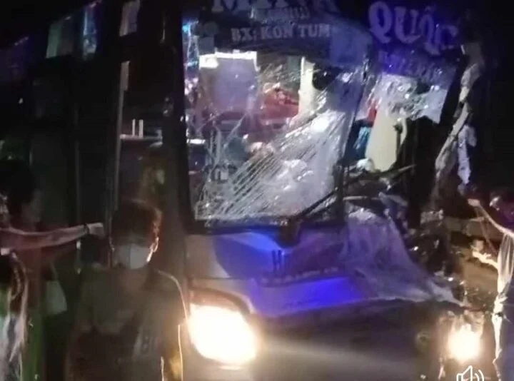 Xe khách va chạm xe tải, tài xế thiệt mạng-1