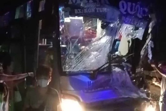 Xe khách va chạm xe tải, tài xế thiệt mạng