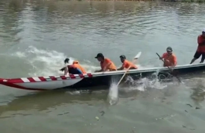 Xôn xao khán giả lấy gạch ném vận động viên rơi xuống sông tại lễ hội đua ghe-1