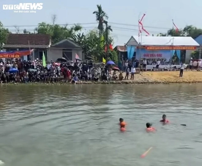 Xôn xao khán giả lấy gạch ném vận động viên rơi xuống sông tại lễ hội đua ghe-2