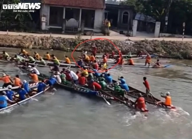 Xôn xao khán giả lấy gạch ném vận động viên rơi xuống sông tại lễ hội đua ghe-3