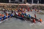 Xôn xao khán giả lấy gạch ném vận động viên rơi xuống sông tại lễ hội đua ghe