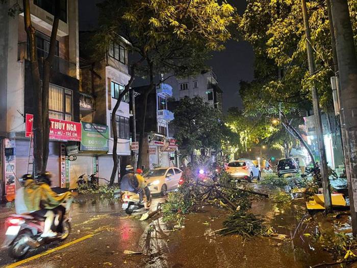 Hà Nội sau trận mưa lốc kinh hoàng: Hàng loạt cây cối đổ rạp, nhà trọ bị cuốn bay mái khiến bố mẹ phải ôm con di tản trong đêm-1
