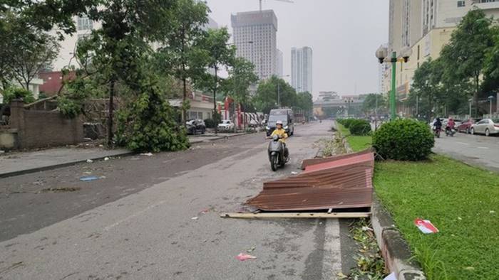 Hà Nội sau trận mưa lốc kinh hoàng: Hàng loạt cây cối đổ rạp, nhà trọ bị cuốn bay mái khiến bố mẹ phải ôm con di tản trong đêm-2