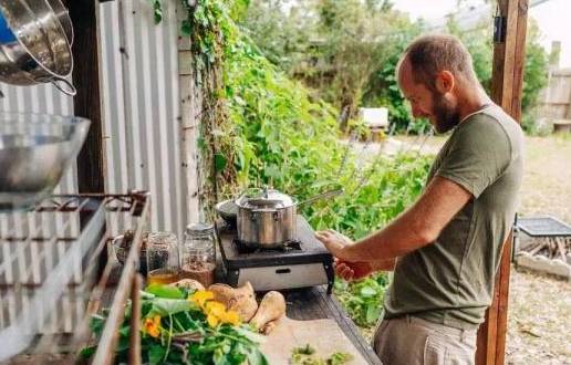 Triệu phú 30 tuổi khùng điên: từ bỏ tất cả để sống nghèo, bới rác tìm thức ăn, lí do sau đó là thứ nhiều người tìm kiếm-4