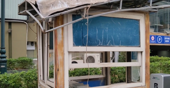 Người bảo vệ kể lại khoảnh khắc mưa lốc kinh hoàng ở Hà Nội khiến bốt bảo vệ nặng vài tạ bị hất tung cả trăm mét, vỡ nát-2