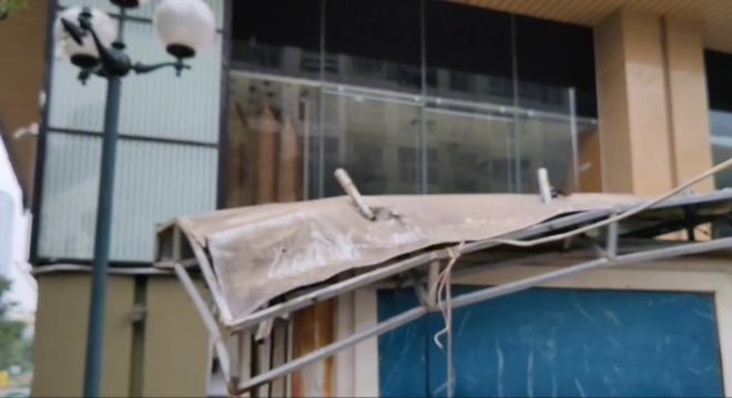 Người bảo vệ kể lại khoảnh khắc mưa lốc kinh hoàng ở Hà Nội khiến bốt bảo vệ nặng vài tạ bị hất tung cả trăm mét, vỡ nát-3