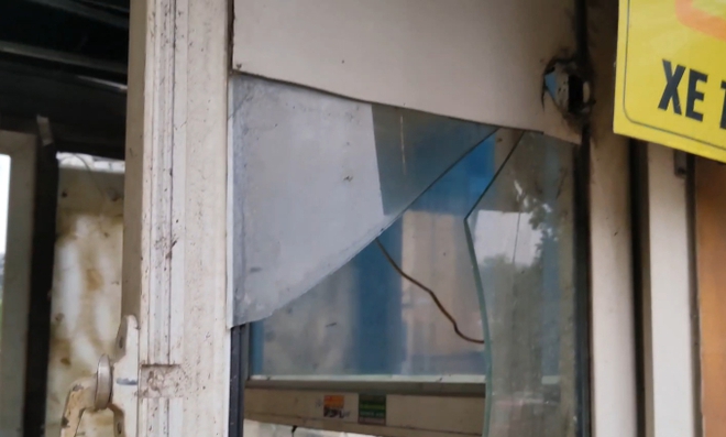 Người bảo vệ kể lại khoảnh khắc mưa lốc kinh hoàng ở Hà Nội khiến bốt bảo vệ nặng vài tạ bị hất tung cả trăm mét, vỡ nát-4