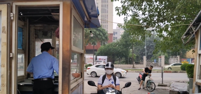 Người bảo vệ kể lại khoảnh khắc mưa lốc kinh hoàng ở Hà Nội khiến bốt bảo vệ nặng vài tạ bị hất tung cả trăm mét, vỡ nát-5