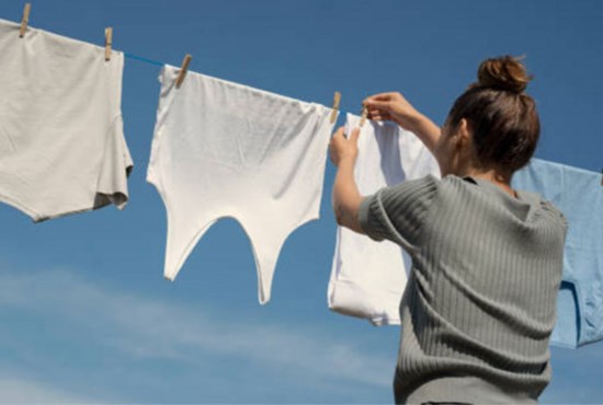 Tại sao nhiều người nước ngoài phơi quần lộn ngược cạp xuống dưới?