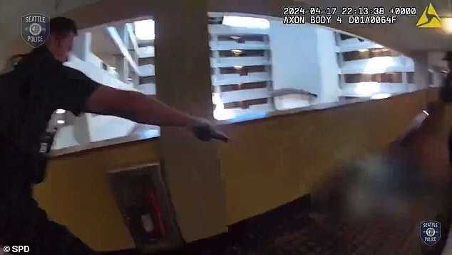 Hẹn 2 bé gái 7 và 11 tuổi đến khách sạn, kẻ ấu dâm gõ cửa rồi sững người, lập tức phải trả giá đắt-2