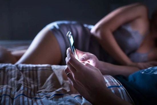 Tôi vụn vỡ khi vô tình tìm thấy ảnh lạ trong máy tính của chồng