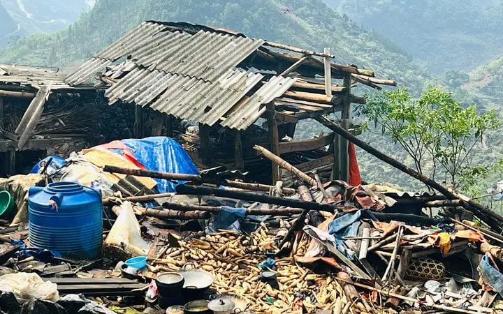 Mưa lớn kèm dông lốc làm sập nhà, bé 5 tuổi tử vong ở Hà Giang-1