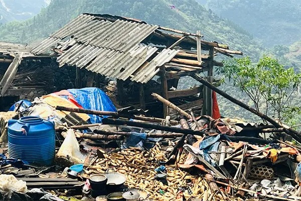 Clip: Nhà 4 tầng đang xây bất ngờ đổ sập khiến người dân sợ hãi-1