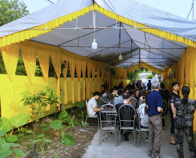 Đám tang nữ sinh 15 tuổi bị sát hại, giấu xác ở vườn chuối: Con nhỏ 4 tháng thiếu hơi mẹ, khóc ngằn ngặt-1