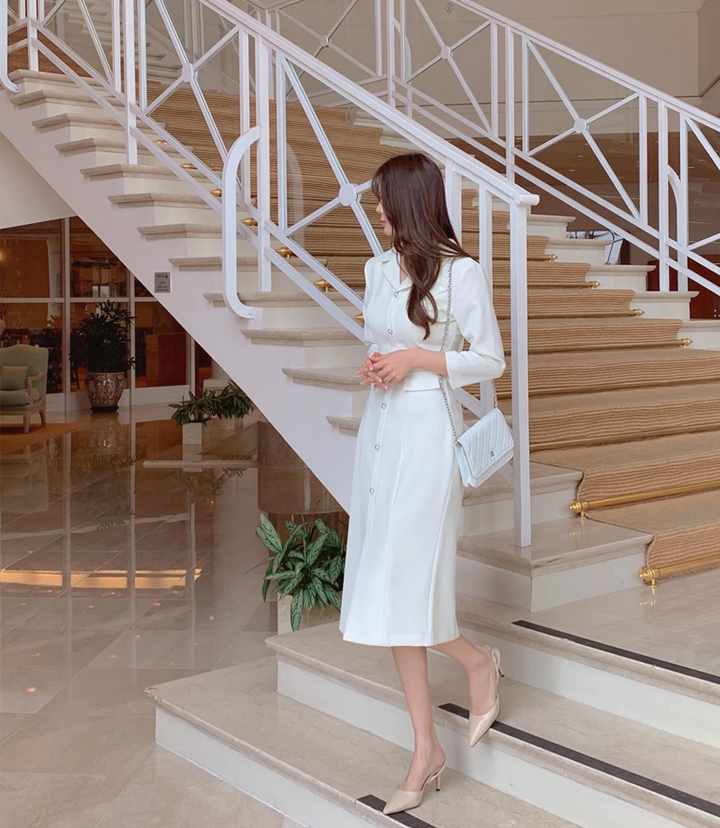 Muốn phong cách sang trọng hơn, phụ nữ trên 40 tuổi nên sắm 5 món thời trang-5