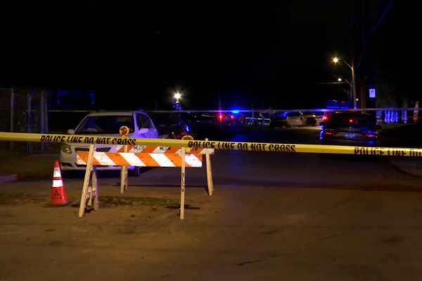 Mỹ: Tài xế lao xe, nổ súng vào đám đông đón năm mới, hàng chục người thương vong-4