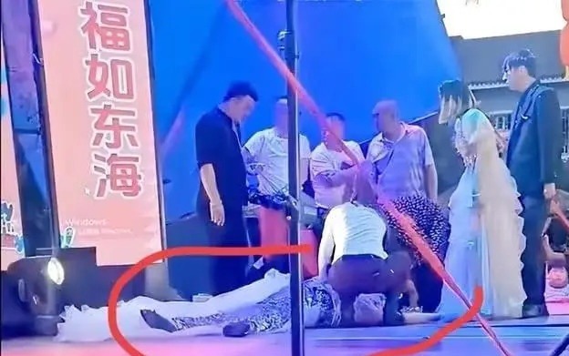 Nữ ca sĩ Phi Phi đột ngột qua đời khi đang biểu diễn-1