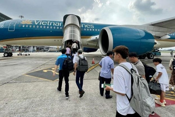 Vé máy bay 30/4-1/5 nhiều chặng bị vét sạch dù giá trên trời-2