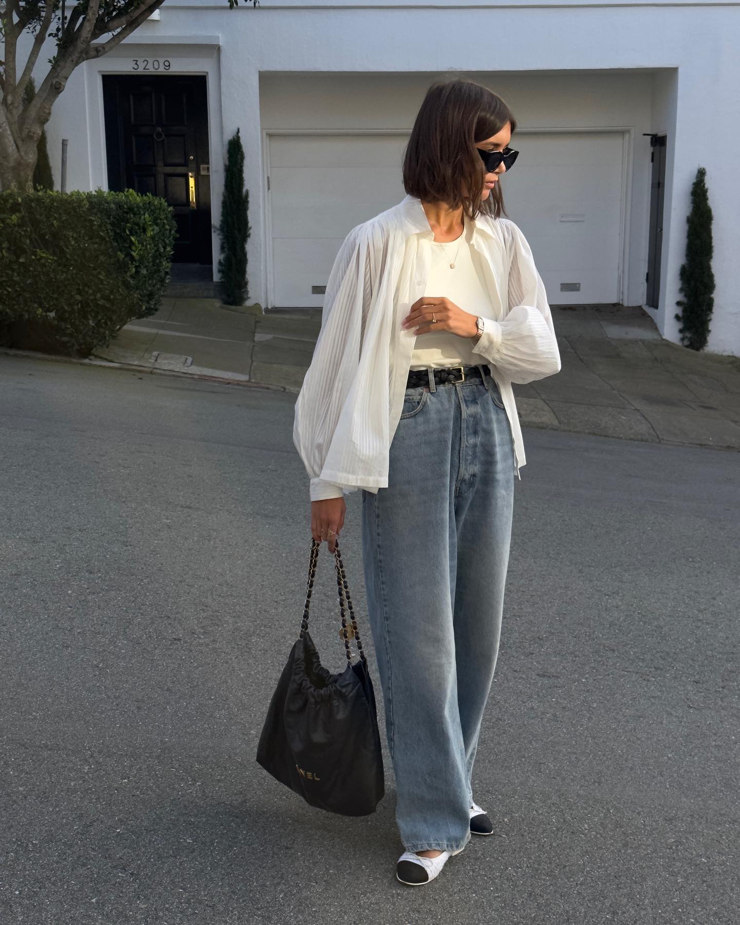 Phụ nữ Pháp thường mặc quần jeans với 5 mẫu áo để trông thật trẻ trung, sang xịn mịn-3