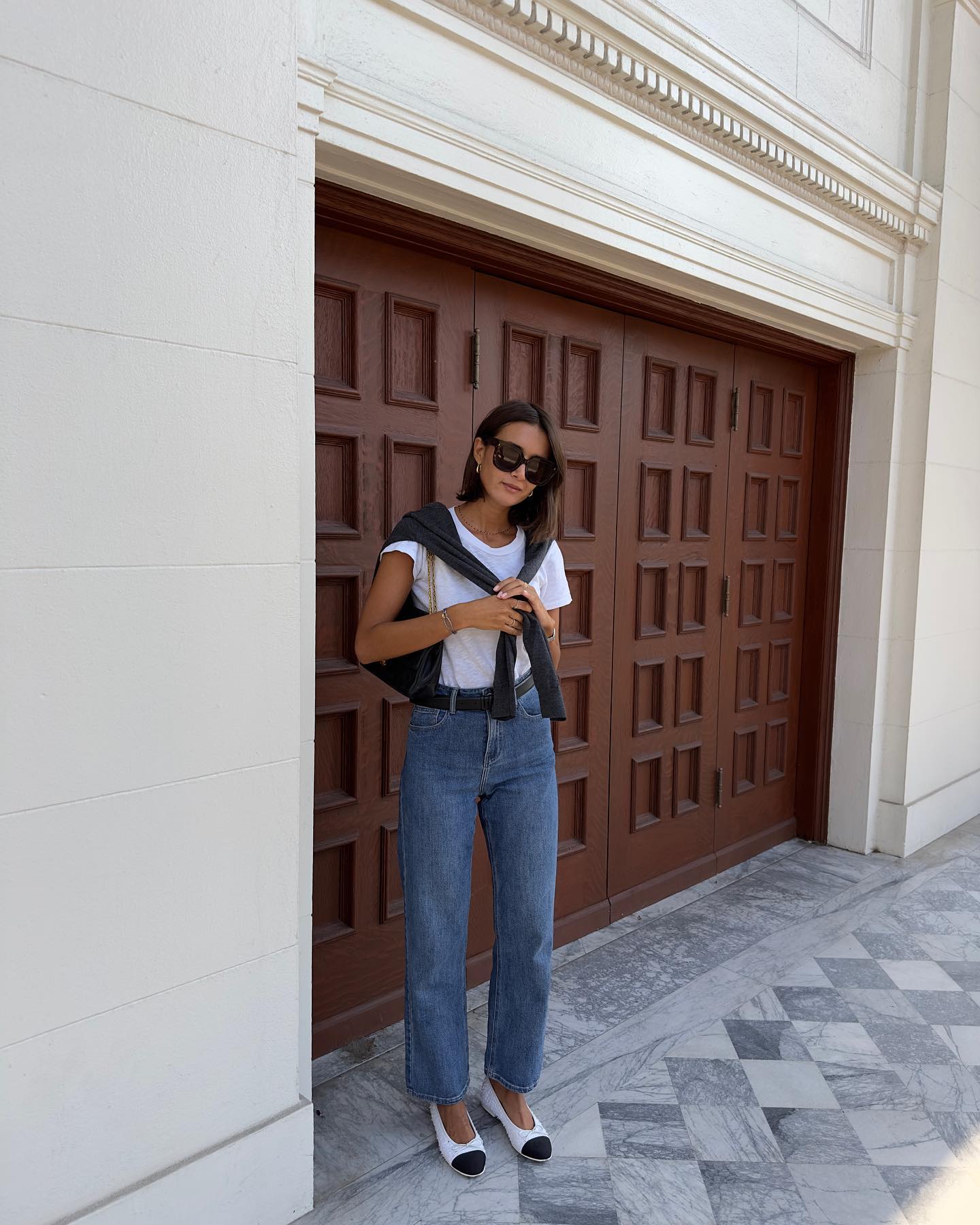 Phụ nữ Pháp thường mặc quần jeans với 5 mẫu áo để trông thật trẻ trung, sang xịn mịn-4