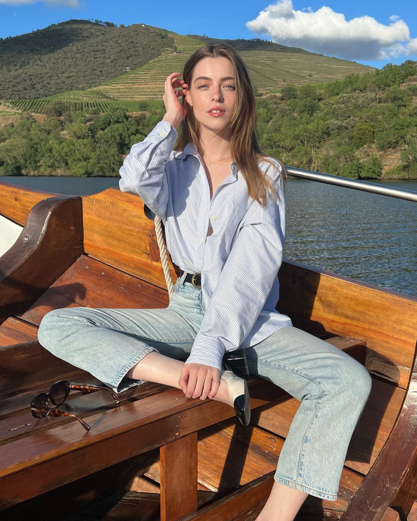 Phụ nữ Pháp thường mặc quần jeans với 5 mẫu áo để trông thật trẻ trung, sang xịn mịn-6