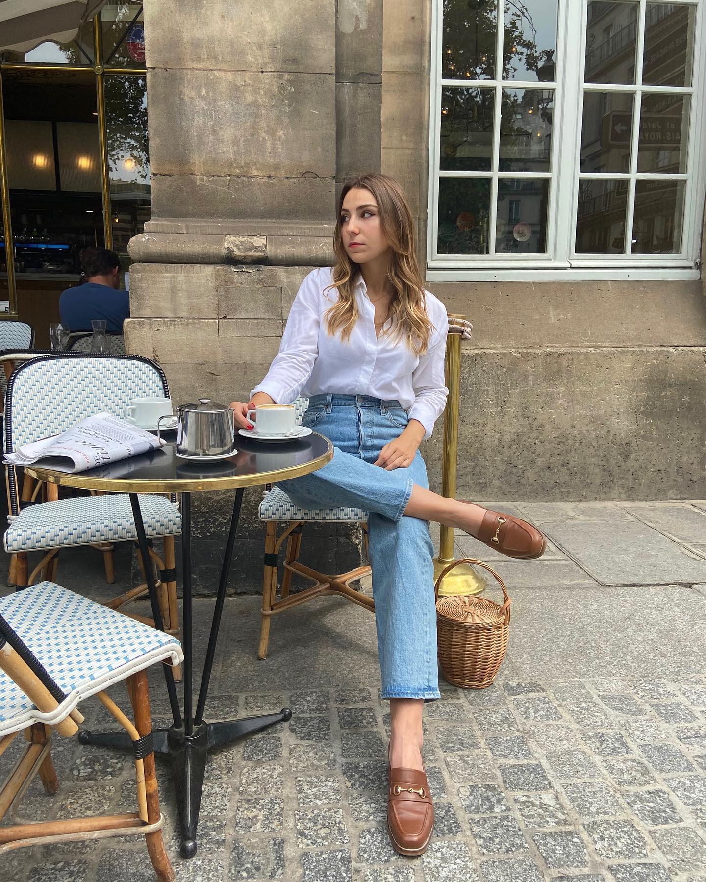 Phụ nữ Pháp thường mặc quần jeans với 5 mẫu áo để trông thật trẻ trung, sang xịn mịn-8