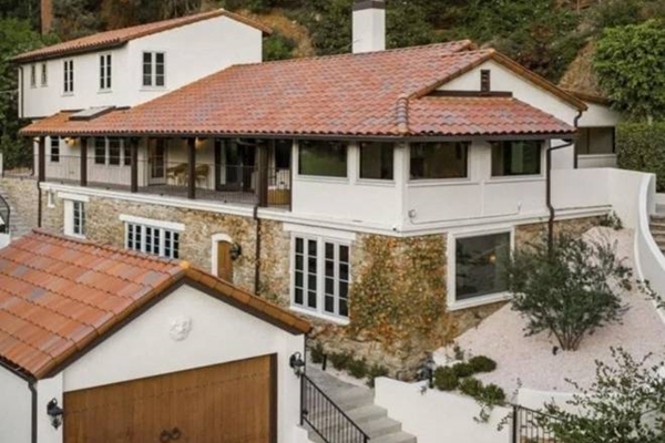 Mua cà phê nhưng không có ống hút, khách hàng bắt chủ cửa hàng quỳ xuống xin lỗi gây phẫn nộ-4