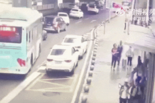 Clip: Ô tô tông trúng người đi đường rồi lao vào cửa hàng xe máy-1
