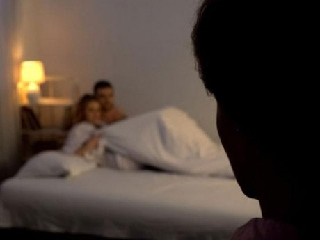 Bỏ con ở trường, dối chồng tăng ca để vi vu cùng người tình, vợ trẻ chẳng ngờ bị lật tẩy trong tình huống này-1