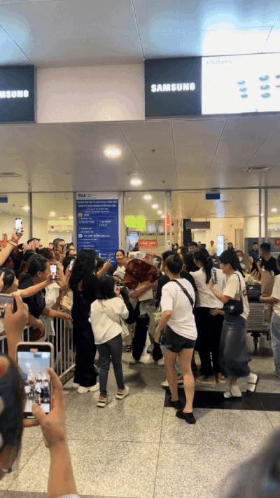 Sức hút khó tin của Lôi con ở Việt Nam: Fan xếp hàng đón ở sân bay, lên top trending khi diễn văn nghệ ở Hà Nam-2