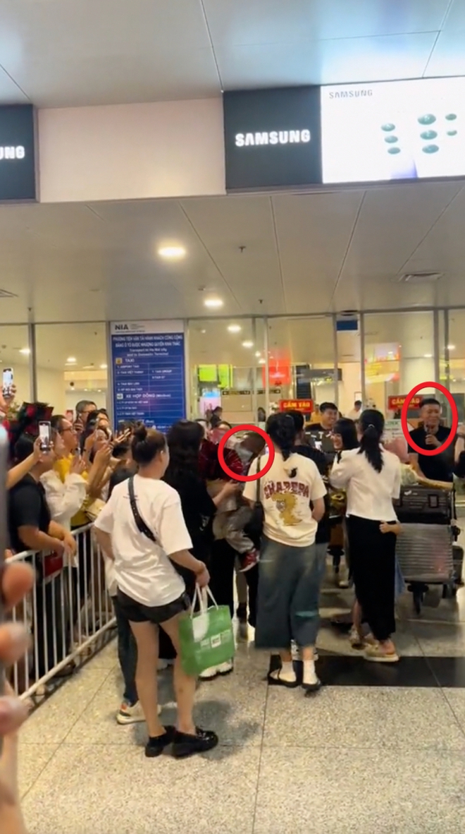 Sức hút khó tin của Lôi con ở Việt Nam: Fan xếp hàng đón ở sân bay, lên top trending khi diễn văn nghệ ở Hà Nam-3