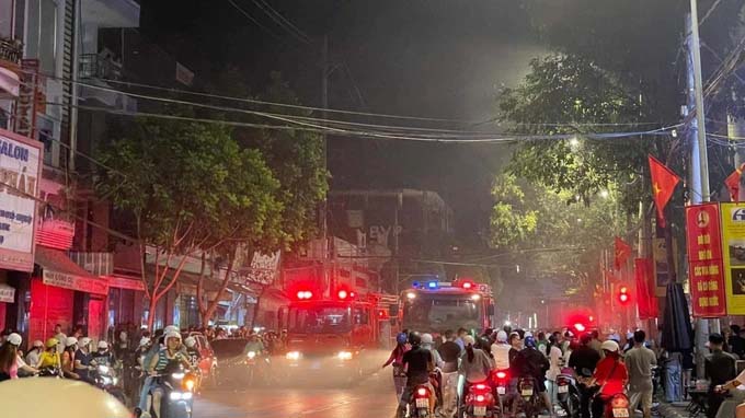 Giải cứu kịp thời hai vợ chồng già mắc kẹt trong căn nhà bị hỏa hoạn-1